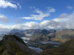 Auf dem Bild sieht man eine Fjordlandschaft.
